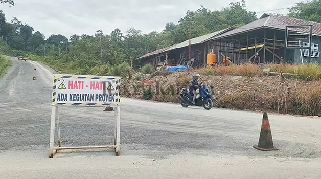 PERBAIKAN: Jalan yang menghubungkan Peso Hilir dan Peso, Kecamatan Tanjung Palas Barat, saat ini tengah mendapat penanganan.