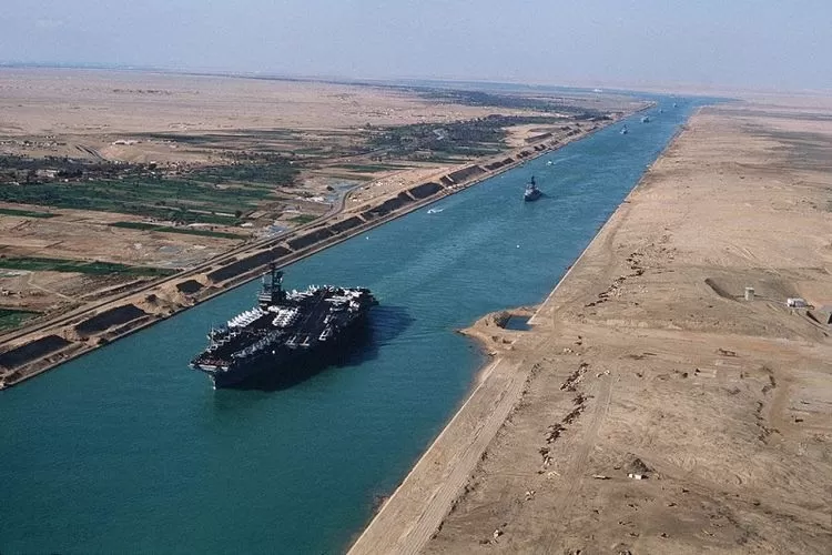 PENUNJANG PDB: Terusan Suez merupakan kanal besar yang dibangun menghubungkan Laut Merah dengan Laut Mediterania.