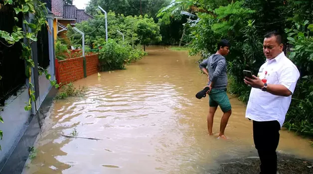 UPDATE KONDISI: Kadis Kominfo Lampung Utara Doni Ferwari Fahmi beserta jajarannya melihat kondisi warga yang terdampak banjir.