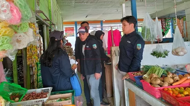 PENGENDALIAN HET MINYAKITA: Disperindagkop Kaltara memantau harga Minyakita di Pasar Agropolitan Tanjung Palas, belum lama ini.