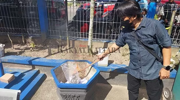 PEMUSNAHAN BARANG BUKTI: Narkotika jenis tanaman ganja dimusnahkan dengan cara dibakar yang dilaksanakan di halaman kantor BNNP Kaltara, Jumat (10/3).