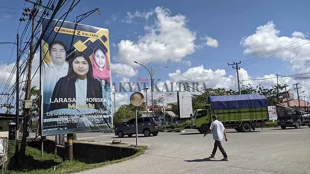 BELUM MASA KAMPANYE: Stand baliho yang berlokasi di Jalan Sengkawit sudah terpasang figur yang akan maju sebagai calon DPD RI.