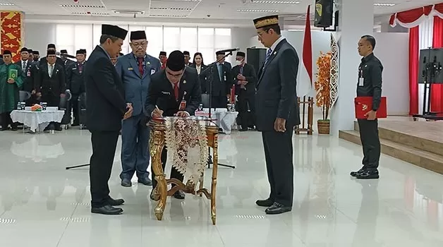 MUTASI JABATAN: Wakil Gubernur Kaltara Yansen TP melantik Helmi yang menggantikan Datu Iman Suramenggala sebagai Kepala Dinas PUPR Perkim Kaltara, Senin (13/3).