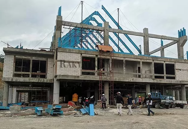 TINJAU PENGERJAAN: Progres pembangunan Gedung DPRD Kaltara yang berlokasi di Gunung Sering Tanjung Selor ditinjau Kepala DPUPR Perkim Kaltara Helmi, Selasa (14/3).