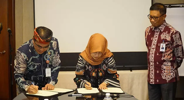 JALIN KERJA SAMA: Sekprov Kaltara Suriansyah (kiri) menandatangani perjanjian kerja sama dengan BPD Kaltimtara untuk sewa Bangunan Badan Penghubung Kaltara yang berada di Jakarta.