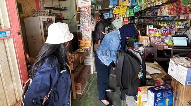 PENGAWASAN MINYAKITA: Disperindagkop dan UKM Kaltara lakukan pengawasan terhadap HET Minyakita di Pasar Imbayut Taka, KTT, belum lama ini.