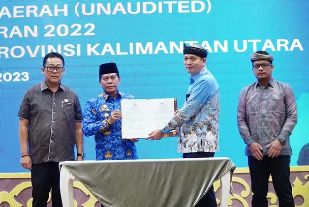 TEPAT WAKTU: Gubernur Kaltara Zainal Arifin Paliwang (dua dari kiri) serahkan LKPD Pemprov Kaltara Tahun 2022 ke BPK Kaltara.