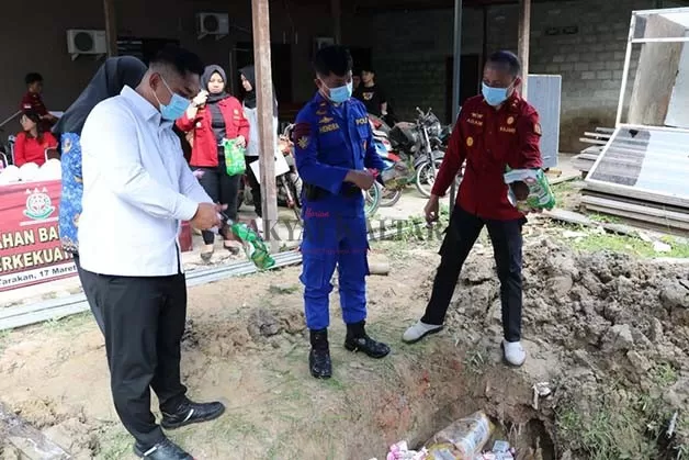 DITIMBUN: Produk pangan ilegal dari Malaysia dimusnahkan dengan cara ditimbun di dalam tanah, Sabtu (18/3) lalu.