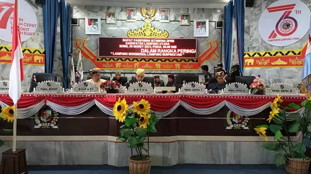 PARIPURNA: DPRD Lampung Utara yang dipimpin Wansori SH menggelar sidang paripurna istimewa guna memperingati HUT ke-59 Provinsi Lampung di gedung DPRD Lampung Utara, Senin (20/3).