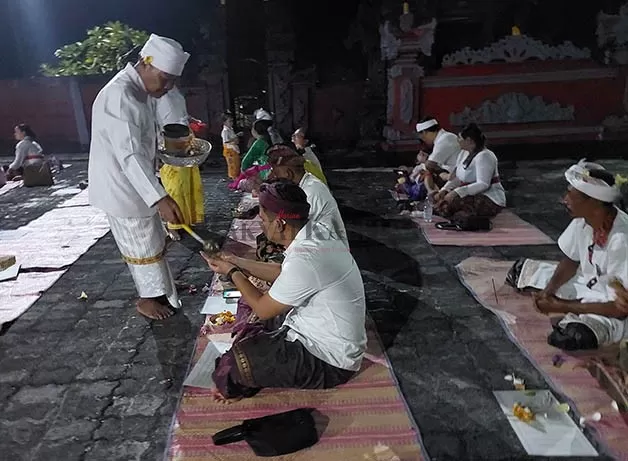 PERAYAAN NYEPI: Umat Hindu di Tarakan melaksanakan prosesi ibadah Hari Raya Nyepi Tahun Baru Saka 1945 di Pura Agung Giri Jagat Nata, Selasa (21/3).