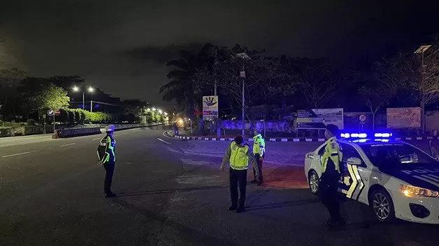 PATROLI RAMADAN: Personel Satlantas Polres Tarakan melakukan patroli meminimalisasi aktivitas balap liar di depan Bandara Juwata Tarakan, Kamis (23/3).