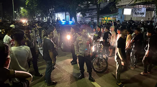 DIBUBARKAN: Aksi balap lari di depan karaoke Inul Vizta dibubarkan Tim Patroli Presisi Satuan Samapta Polres Tarakan sekitar pukul 01.00 Wita, Minggu (26/3).
