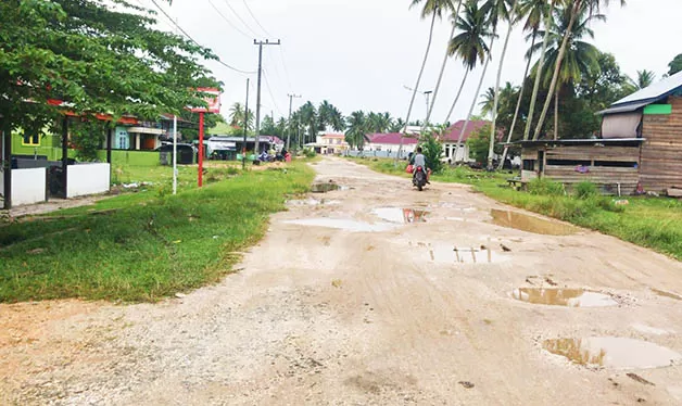 BUTUH PENGASPALAN: Kondisi Jalan Lapaleng RT 2 Desa Tanah Kuning yang belum ada pengerjaan pengaspalan.
