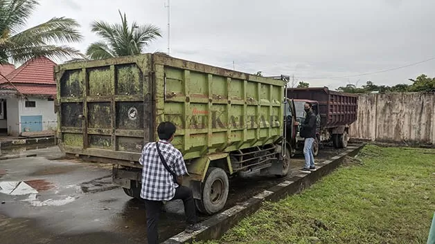 BARANG BUKTI: Dua unit truk yang digunakan Hasbudi untuk kegiatan tambang emas ilegal menjadi barang bukti, kini disimpan di Kejari Bulungan.