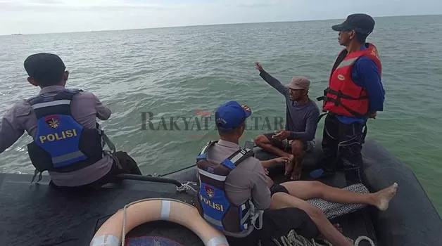 PROSESI EVAKUASI: Tim gabungan yang berhasil menyelamatkan korban KM Bunga Lia yang tenggelam di perairan Pulau Bunyu, pada 12 Maret lalu.