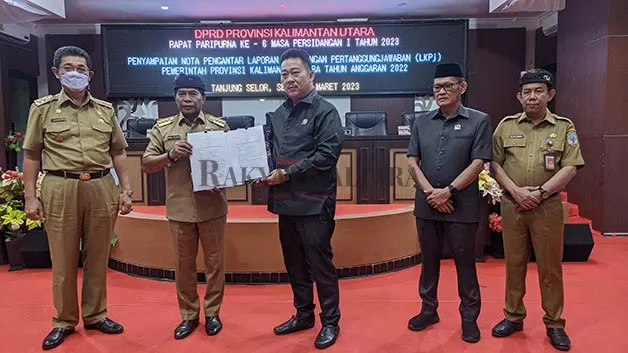 BAKAL DITINDAKLANJUTI: Gubernur Kaltara Zainal Arifin Paliwang (dua dari kanan) serahkan LKPj tahun anggaran 2022 kepada DPRD Kaltara, Senin (27/3).