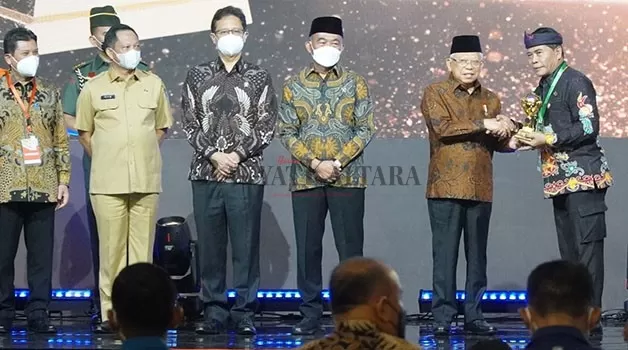 SABET PENGHARGAAN: Gubernur Kaltara Zainal Arifin Paliwang (paling kanan) terima UHC Award 2023 yang diserahkan Wakil Presiden Ma'ruf Amin.