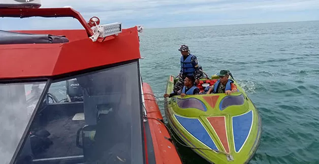 PROSES PENCARIAN: Empat orang nelayan yang dinyatakan hilang masih dilakukan pencarian tim SAR gabungan, Selasa (4/4).