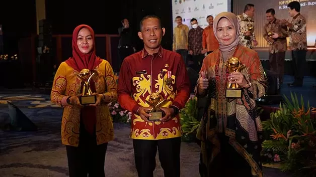 RAIH PENGHARGAAN: Bupati Bulungan Syarwani (tengah) saat menerima penghargaan Top Pembina BUMD Award 2023 di Jakarta, pada Rabu (5/4) lalu.