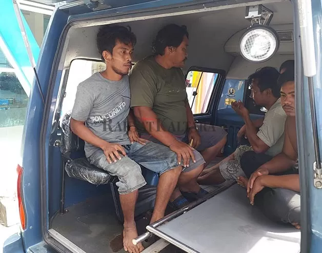 DIPERIKSA: ABK KM Bunga Lia yang selamat usai kejadian karamnya kapal di Perairan Pulau Bunyu, pada 12 Maret lalu.
