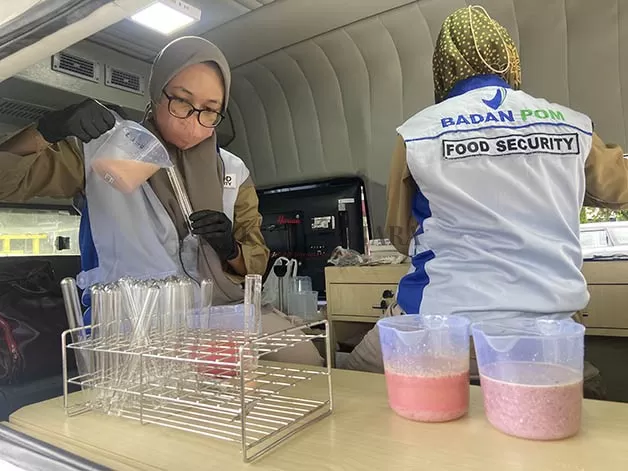 RAPID TEST KIT: BPOM Tarakan saat melakukan uji sampling rapid test kit pada olahan pangan takjil di Kelurahan Pamusian, Tarakan Tengah pekan lalu.