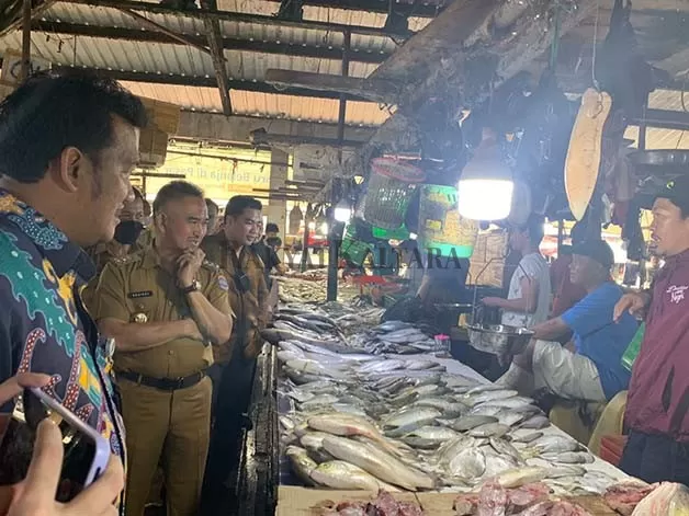 PANTAU HARGA: Wali Kota Tarakan Khairul lakukan sidak untuk memantau harga sembako di Pasar Gusher, Selasa (18/4).