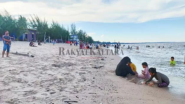 DIPENUHI PENGUNJUNG: Wisata Pantai Kelapa di Kecamatan Tanjung Palas Timur pada Lebaran ketiga, tampak dipadati warga.