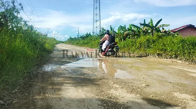 SEGERA DIPERBAIKI: Jalan Poros Tanjung Palas-Salimbatu yang hingga kini belum ada pengerjaan perbaikan.