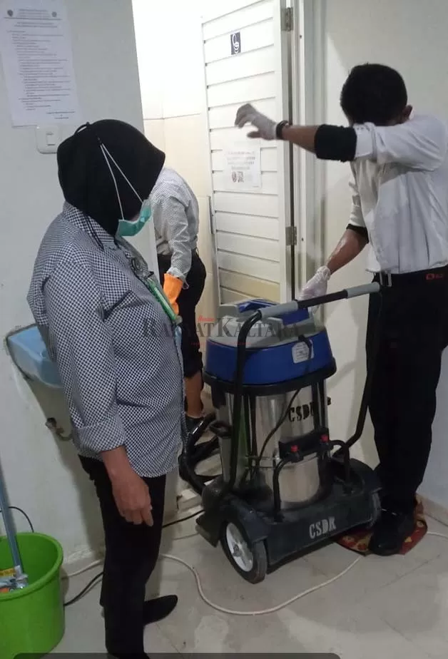 PEMBERSIHAN RUTIN: Petugas kebersihan RSUD H Soemarno Sosroatmodjo, membersihkan toilet di rumah sakit guna memberikan kenyamanan bagi pasien.