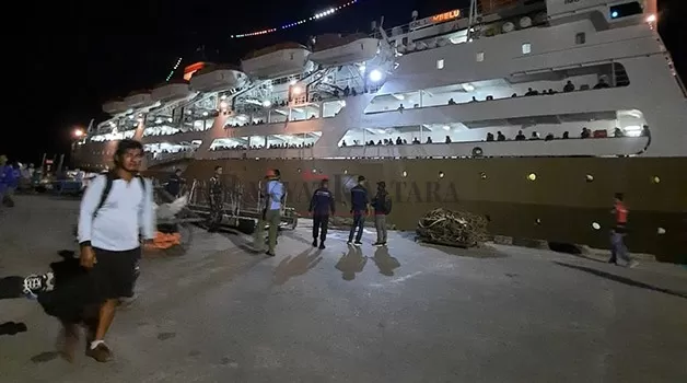ARUS BALIK: Para penumpang yang tiba di Pelabuhan Malundung pada Senin (1/5) lalu.