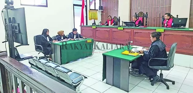 KASUS PEMBUNUHAN: Jaksa Penuntut Umum mendakwa ketiga terdakwa dugaan kasus pembunuhan dengan Pasal 340 dan Pasal 338 di Pengadilan Negeri Tarakan, Rabu (10/5).