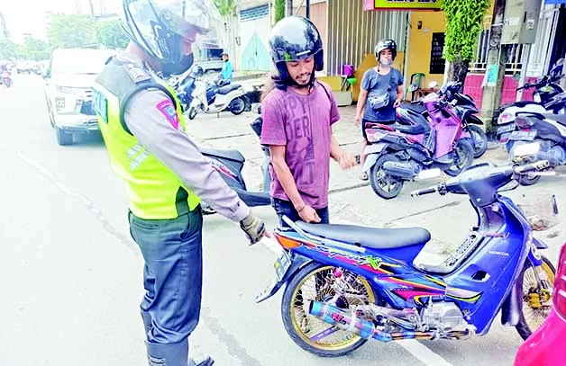 PENILANGAN: Satlantas Polres Tarakan kembali berlakukan tilang manual sesuai instruksi Kapolri Jenderal Polisi Listyo Sigit Prabowo.