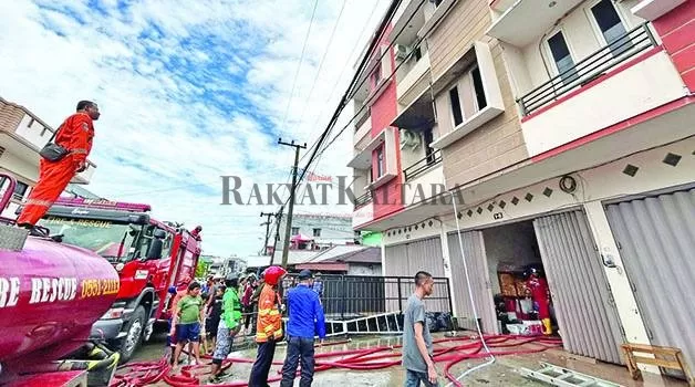 BERHASIL DIPADAMKAN: Petugas berhasil memadamkan api yang berkobar di lantai dua salah satu ruko di Jalan Cenderawasih, Kelurahan Karang Anyar Pantai, Tarakan Barat, Senin (15/5).