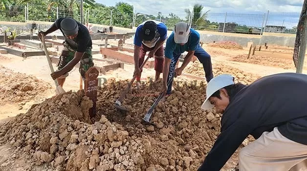 DALAM PENYELIDIKAN: Makam wanita lanjut usia yang ditemukan meninggal pada Jumat (19/5) lalu di Panti Jompo Tresna Werda Marga Rahayu Tanjung Selor kembali dibongkar untuk proses penyelidikan.
