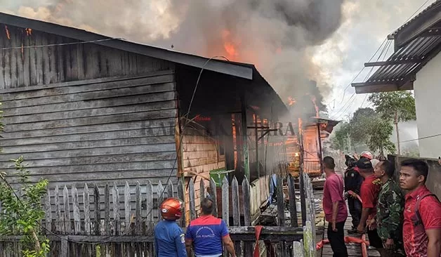 PADAMKAN API: Petugas pemadam kebakaran bersama warga saling bahu membahu untuk memadamkan kobaran api yang terjadi di Jalan Meranti Kelurahan Tanjung Selor Hilir, Kecamatan Tanjung Selor, Selasa (23/5).