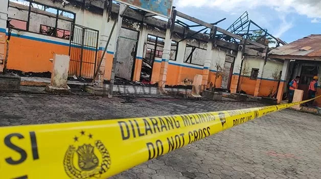 LUDES TERBAKAR: Bangunan SDN 007 Tanjung Selor yang berada di Jalan Meranti dipasang garis polisi usai kebakaran yang terjadi pada Selasa (23/5) lalu.