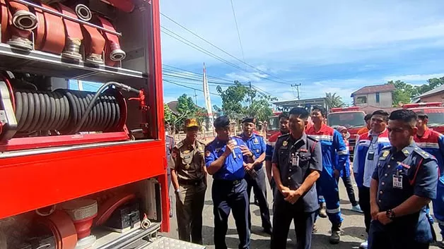 PERLIHATKAN ALUTSISTA: Staf pemadam kebakaran Tarakan memperlihatkan alutsista mobil pemadam kepada JBPM Malaysia, Rabu (24/5).