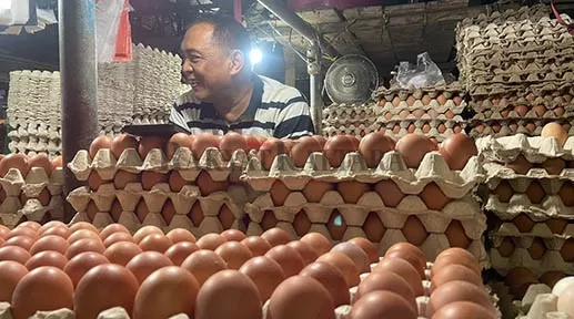 HARGA TELUR NAIK: Pedagang dan pembeli keluhkan naiknya harga telur di pasar tradisional di Tarakan.
