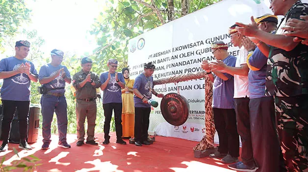 DIRESMIKAN: Gubernur Kaltara Drs H Zainal Arifin Paliwang SH, M.Hum meresmikan Ekowisata Gunung Selatan Kota Tarakan, Kamis (25/5).