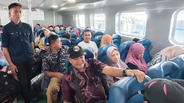 DEPORTASI: WNA asal Malaysia, Azizan (kaos putih) dipulangkan ke negara asalnya melaui Pelabuhan Internasional Tunon Taka Nunukan, Rabu (24/5).