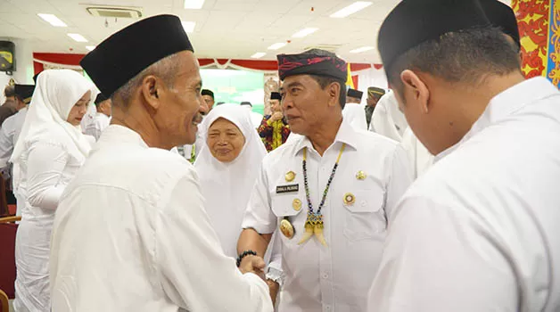 PELEPASAN: Gubernur Kaltara Drs H Zainal Arifin Paliwang SH, M.Hum melepas CJH asal Kaltara di Tanjung Selor.