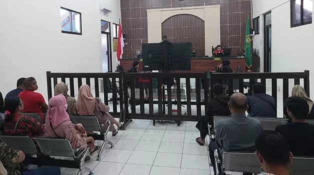EKSEPSI DITOLAK: Ketua Majelis Hakim, Pengadilan Negeri Tarakan, Abdul Rahman Tahlib saat membacakan putusan sela dalam sidang perkara dugaan pembunuhan berencana, Kamis (25/5).