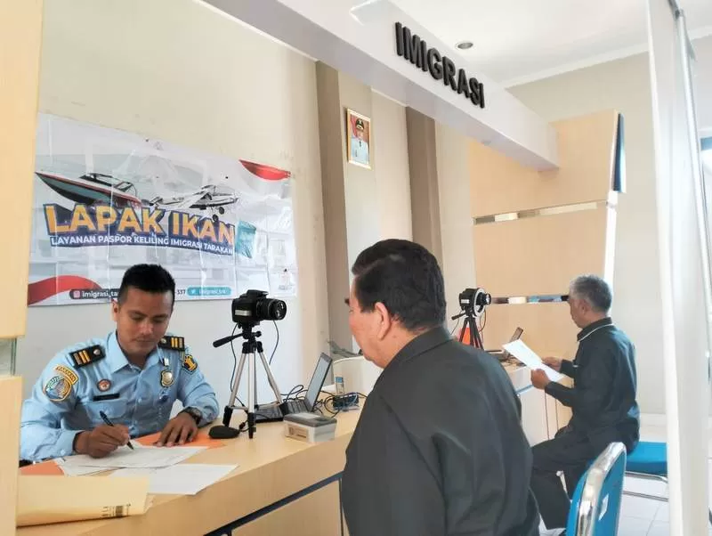 JEMPUT BOLA: Petugas dari Kantor Imigrasi Tarakan membuka pelayanan pembuatan paspor di MPP Bulungan.