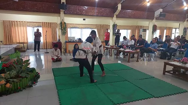PERKENALKAN CABANG OLAHALRAGA: Dua atlet cabor sambo mempraktikkan gaya bertarung sebelum masuk menjadi keanggotaan KONI Tarakan, Minggu (28/5).