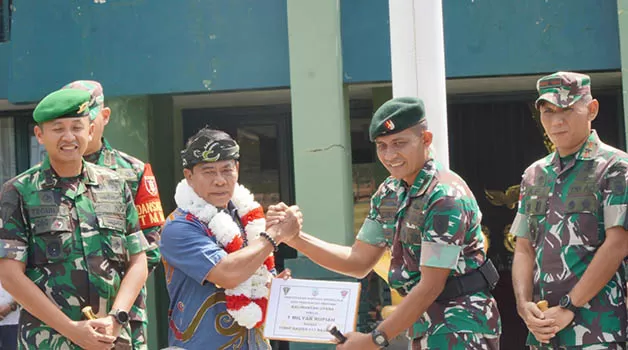 REHABILITASI LAPANGAN: Gubernur Kaltara Drs H Zainal Arifin Paliwang SH, M.Hum menyerahkan bantuan dana hibah untuk rehabilitasi Lapangan Yonif Raider 613 Raja Alam, Kamis (25/5).