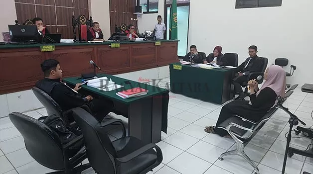 HADIRKAN SAKSI: Orangtua korban, Jumiati berikan keterangan di hadapan Majelis Hakim Pengadilan Negeri Tarakan, Senin (29/5).
