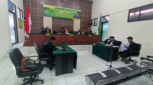BACAKAN EKSEPSI: Kuasa Hukum terdakwa Andi Hamid bacakan eksepsi dihadapan Majelis Hakim Pengadilan Negeri Tarakan, Selasa (30/5).