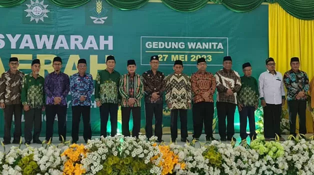 FOTO BERSAMA: Wakil Ketua DPRD Bulungan Hamka (lima dari kanan) menghadiri Musyawarah Daerah (Musda) ke-III Muhammadiyah dan Aisyiyah serta Musda ke-I Nasyiatul Aisyiyah Bulungan, beberapa waktu lalu.