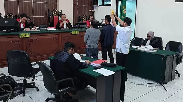 DISUMPAH: Tiga saksi dihadirkan JPU dalam sidang perkara dugaan pembunuhan berencana di Pengadilan Negeri Tarakan, Senin (5/6).