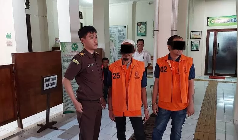 TATAP MUKA: Dua terdakwa tindak pidana umum saat memasuki ruang persidangan di Pengadilan Negeri Tarakan, Selasa (6/6).